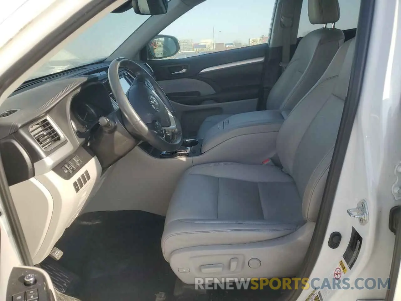 7 Photograph of a damaged car 5TDJZRFH1KS612669 TOYOTA HIGHLANDER 2019