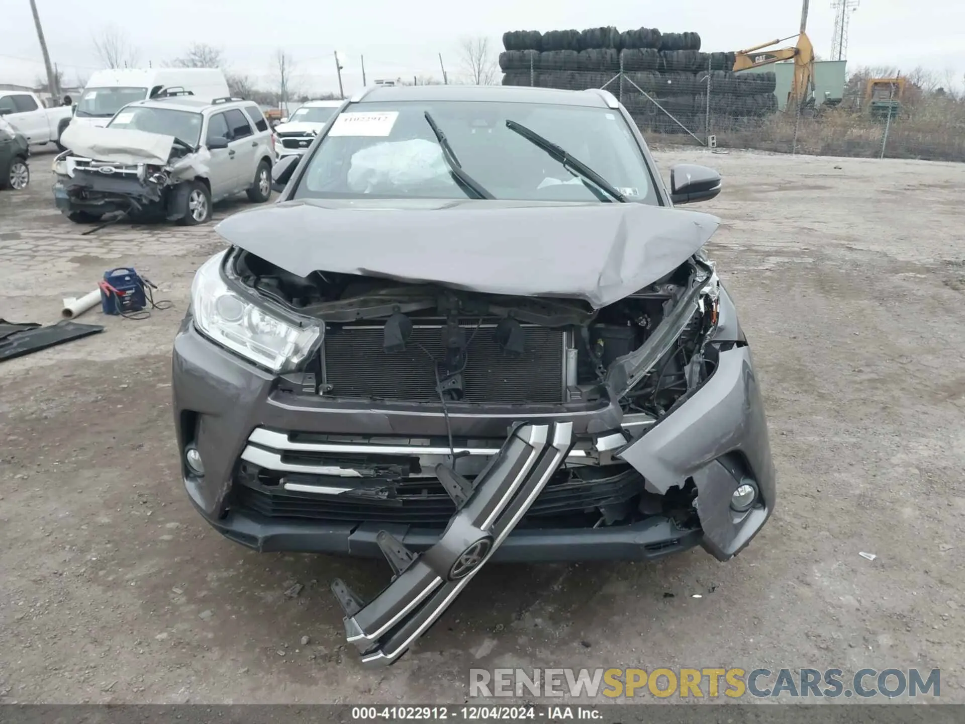 13 Photograph of a damaged car 5TDJZRFH1KS628192 TOYOTA HIGHLANDER 2019