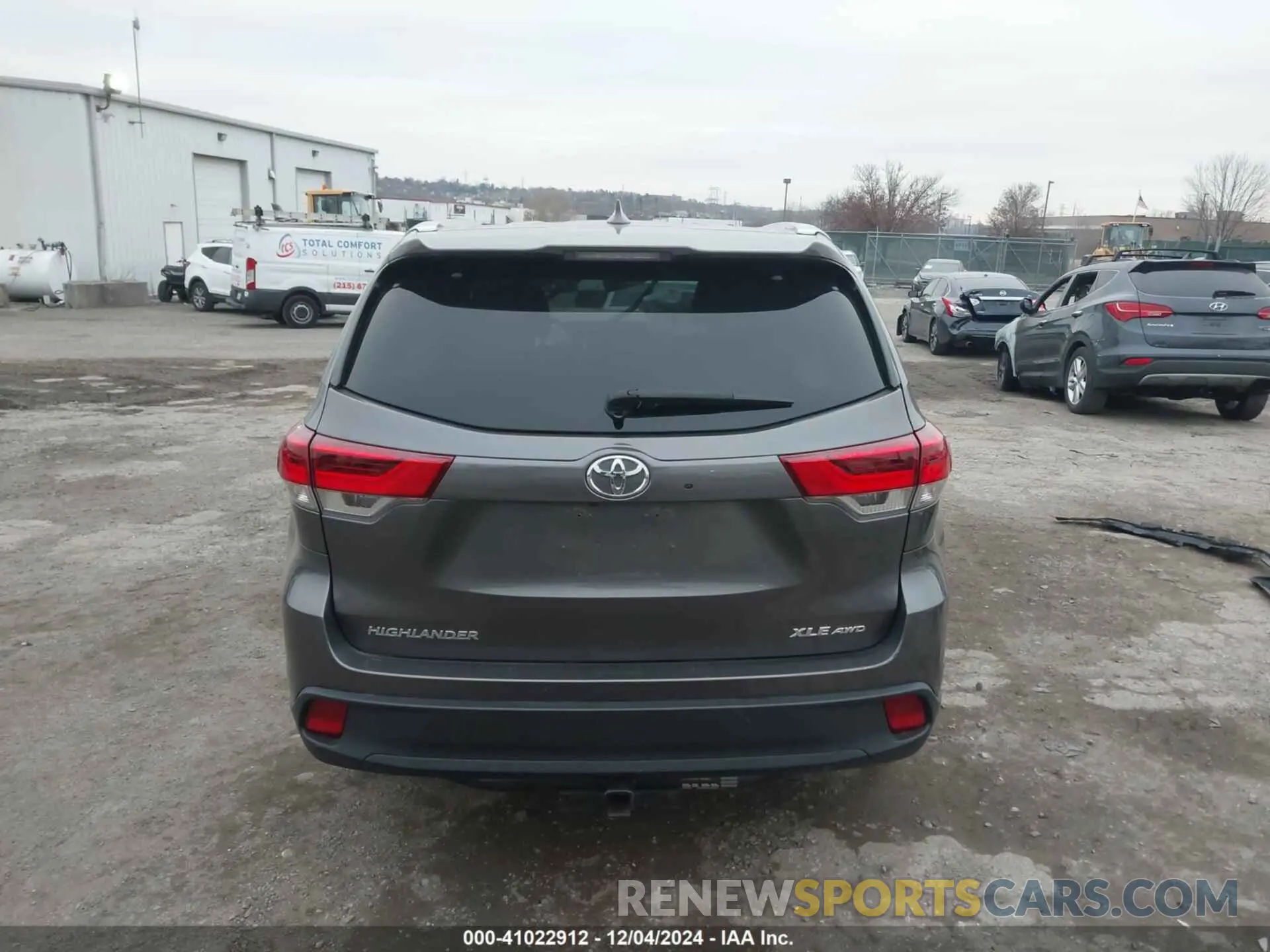 17 Photograph of a damaged car 5TDJZRFH1KS628192 TOYOTA HIGHLANDER 2019