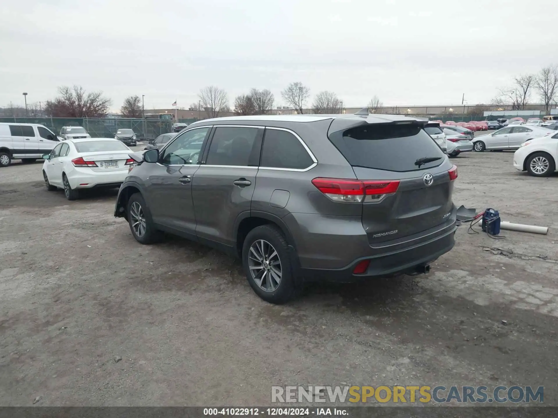 3 Photograph of a damaged car 5TDJZRFH1KS628192 TOYOTA HIGHLANDER 2019