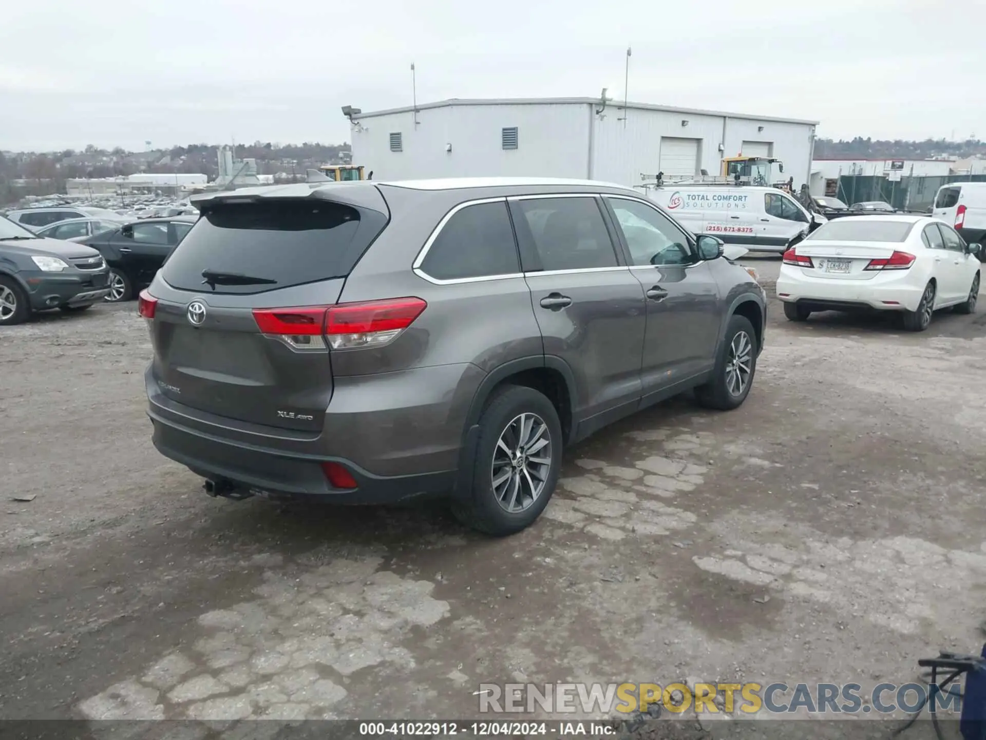 4 Photograph of a damaged car 5TDJZRFH1KS628192 TOYOTA HIGHLANDER 2019