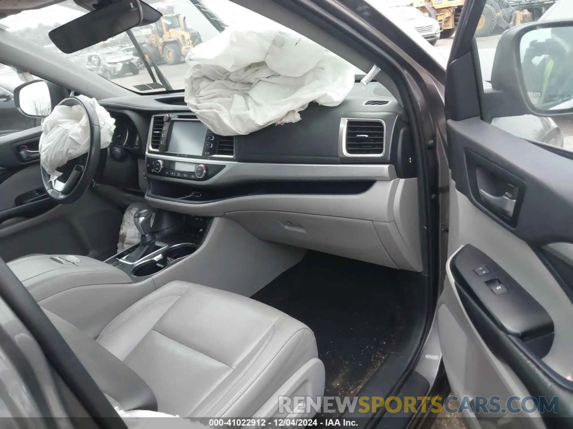 5 Photograph of a damaged car 5TDJZRFH1KS628192 TOYOTA HIGHLANDER 2019