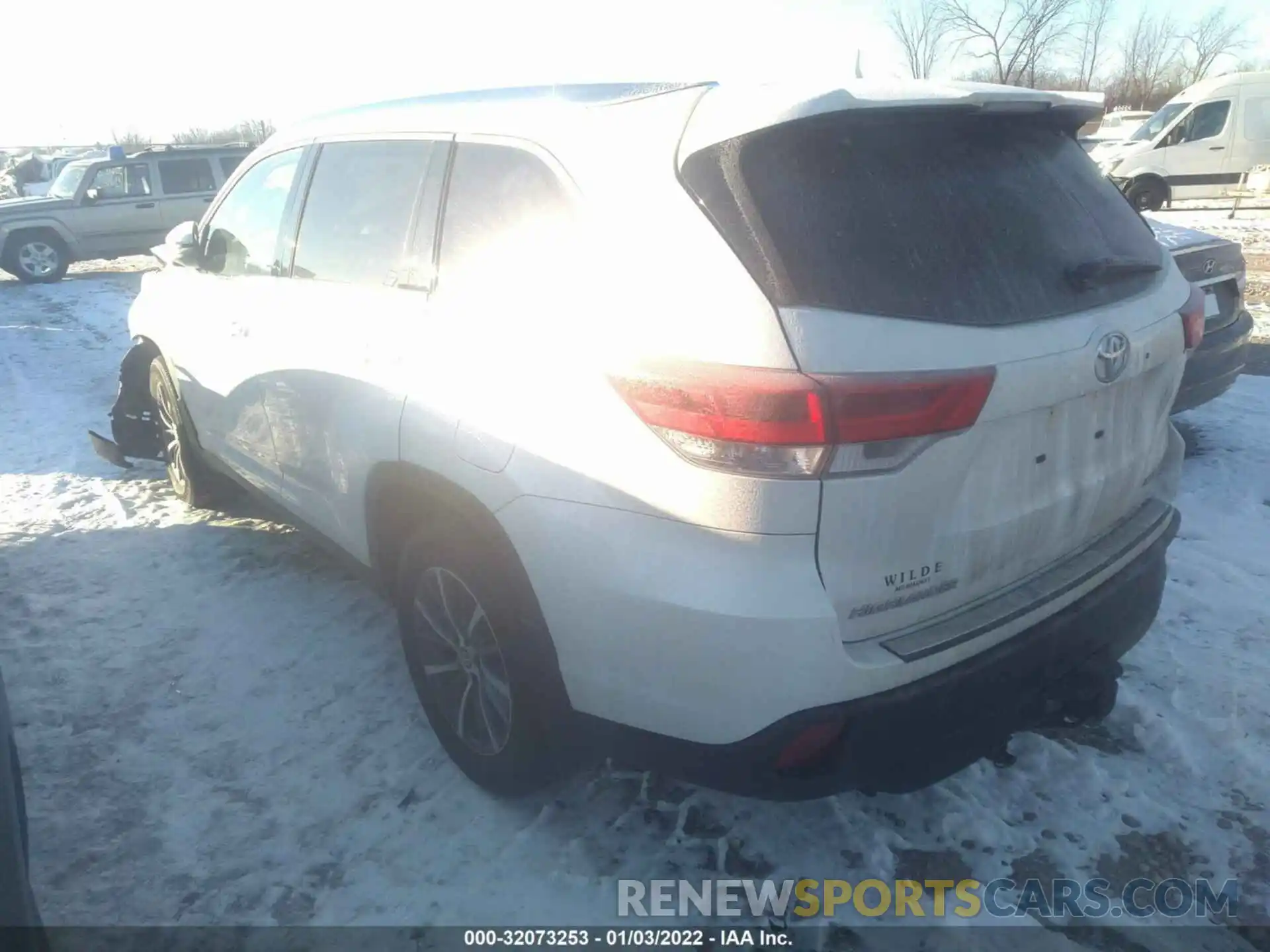 3 Photograph of a damaged car 5TDJZRFH1KS628337 TOYOTA HIGHLANDER 2019