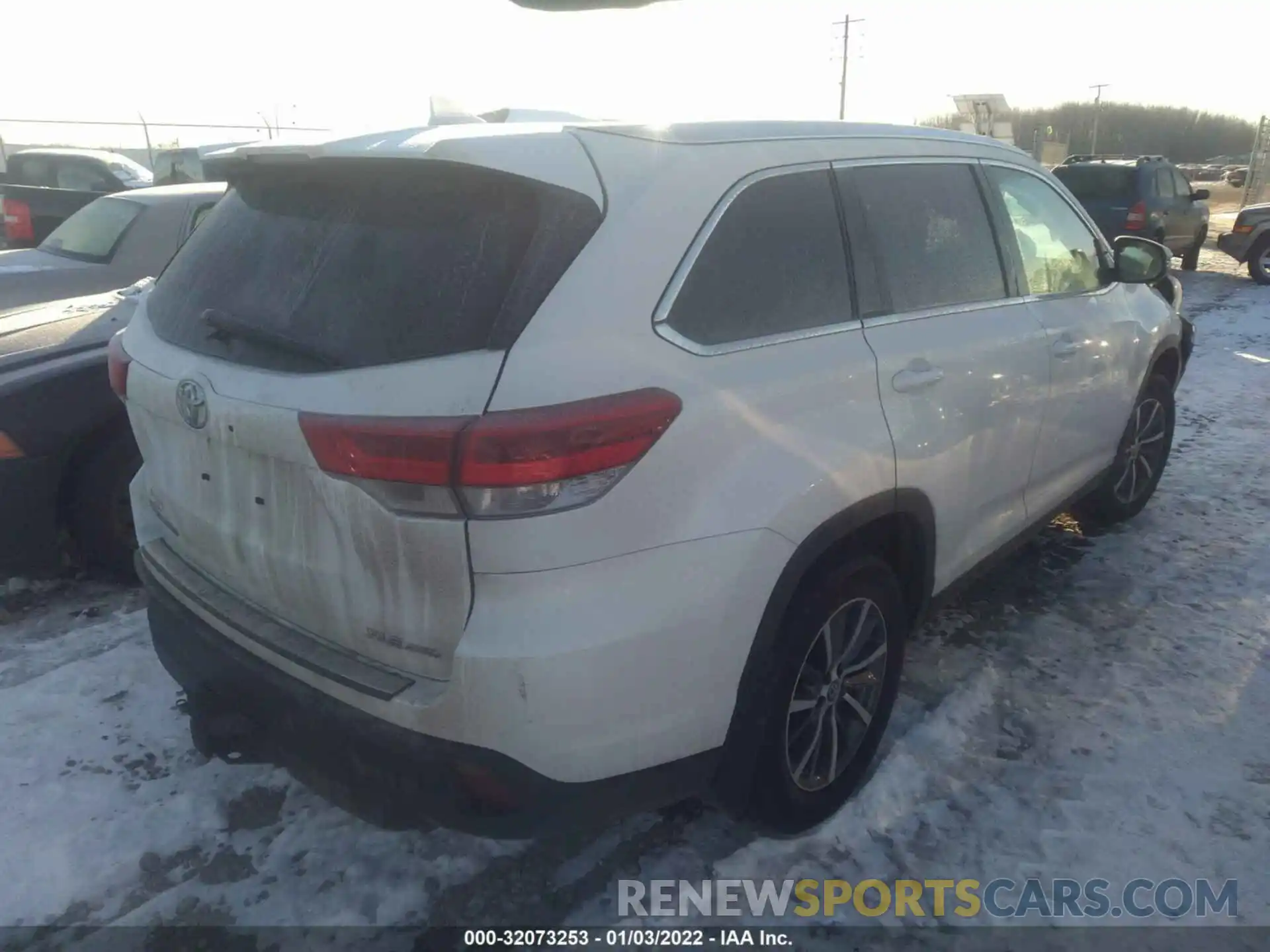 4 Photograph of a damaged car 5TDJZRFH1KS628337 TOYOTA HIGHLANDER 2019