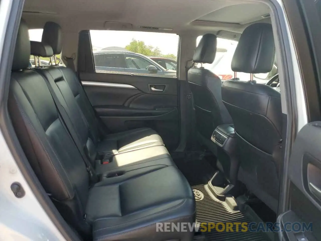 11 Photograph of a damaged car 5TDJZRFH1KS629231 TOYOTA HIGHLANDER 2019