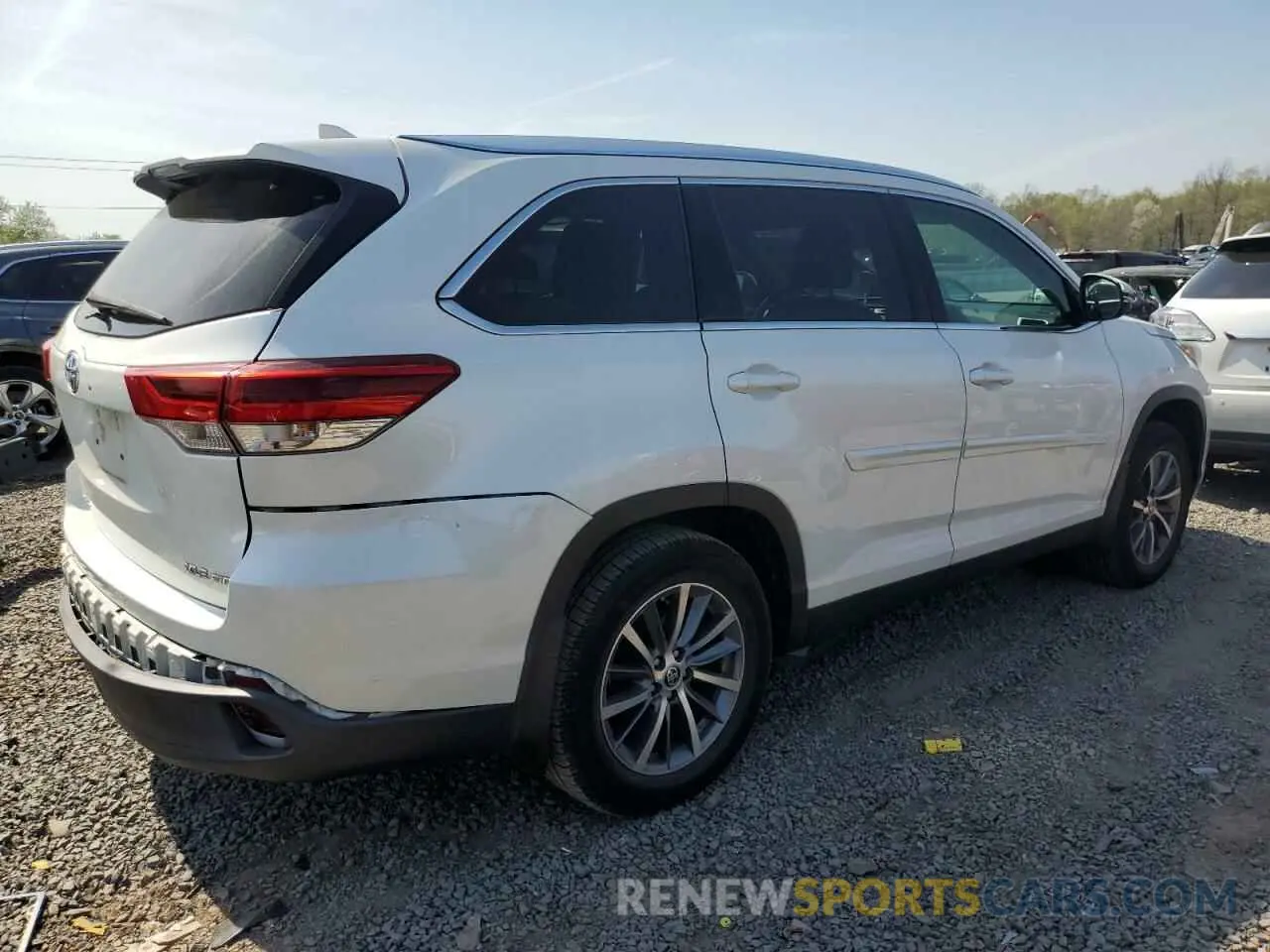 3 Photograph of a damaged car 5TDJZRFH1KS629231 TOYOTA HIGHLANDER 2019