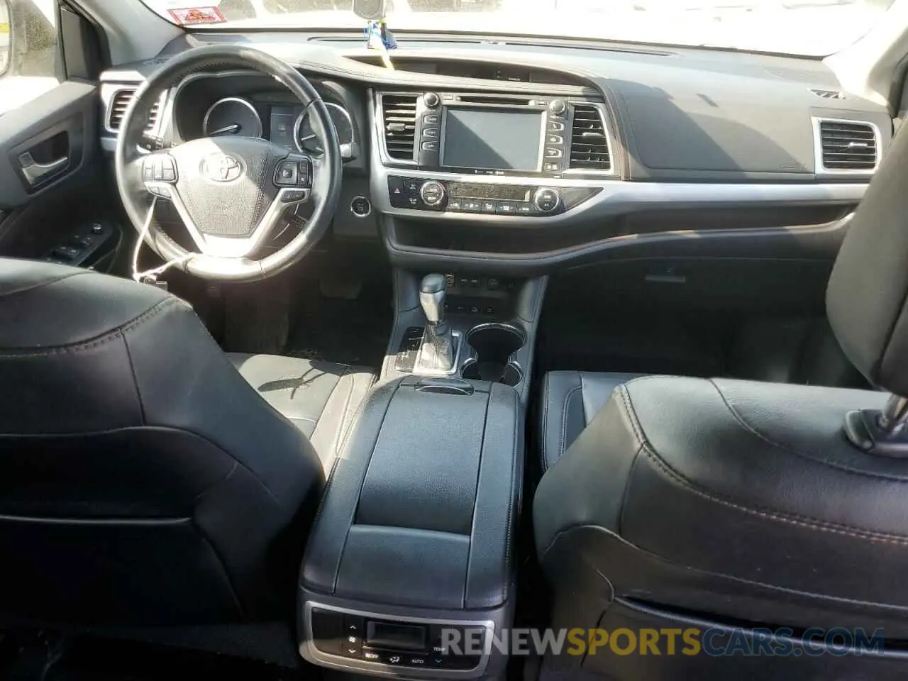 8 Photograph of a damaged car 5TDJZRFH1KS629231 TOYOTA HIGHLANDER 2019