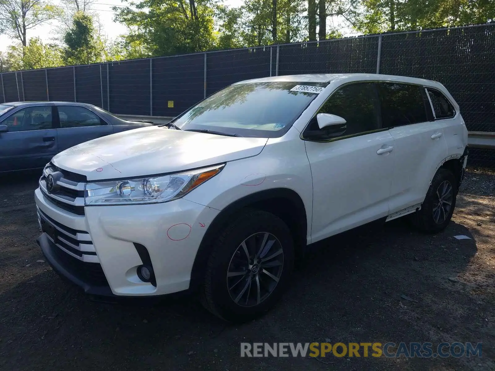 2 Photograph of a damaged car 5TDJZRFH1KS709466 TOYOTA HIGHLANDER 2019