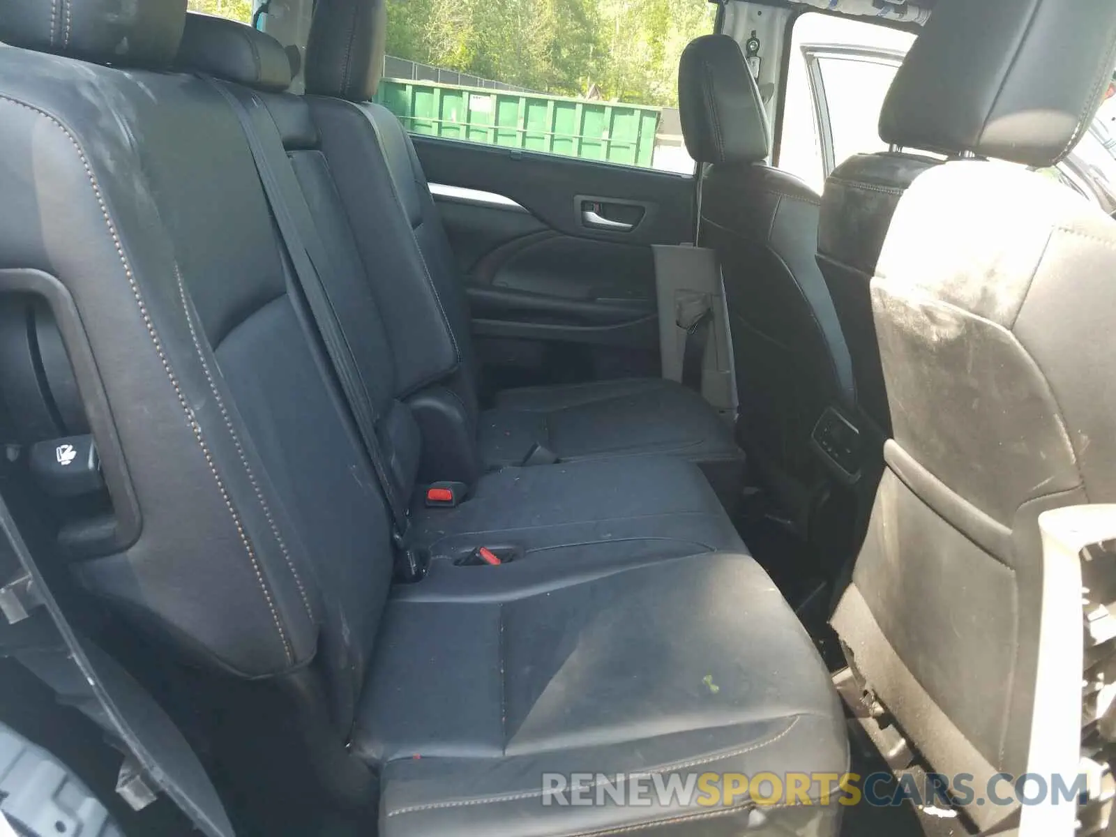 6 Photograph of a damaged car 5TDJZRFH1KS709466 TOYOTA HIGHLANDER 2019