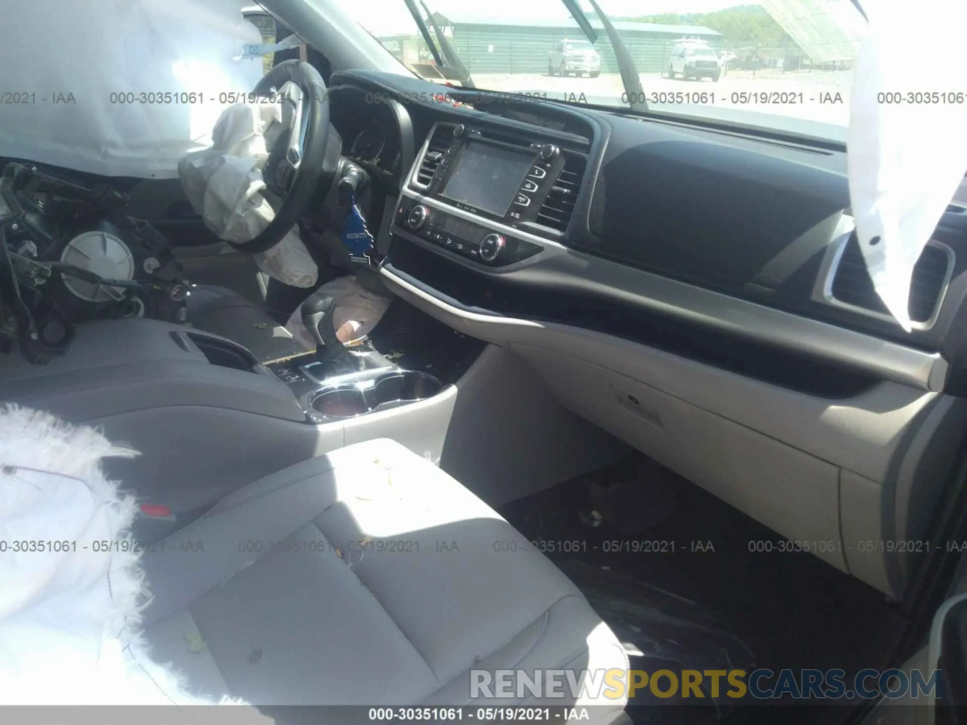 5 Photograph of a damaged car 5TDJZRFH1KS715672 TOYOTA HIGHLANDER 2019
