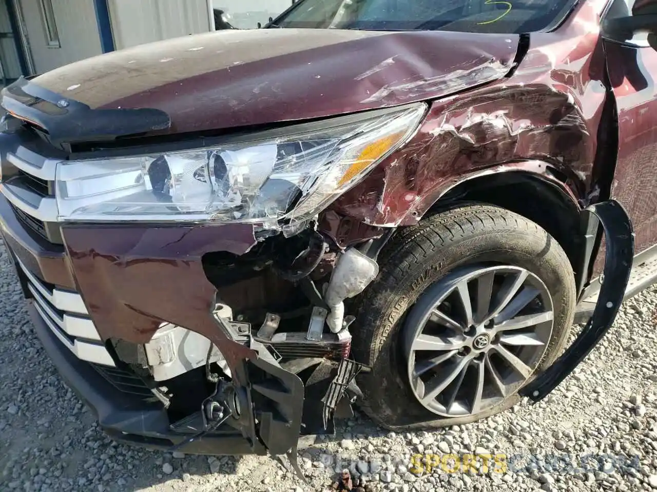 9 Photograph of a damaged car 5TDJZRFH1KS721312 TOYOTA HIGHLANDER 2019