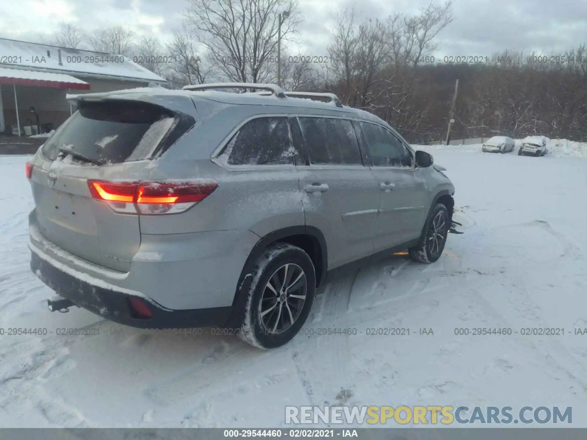 4 Photograph of a damaged car 5TDJZRFH1KS924992 TOYOTA HIGHLANDER 2019