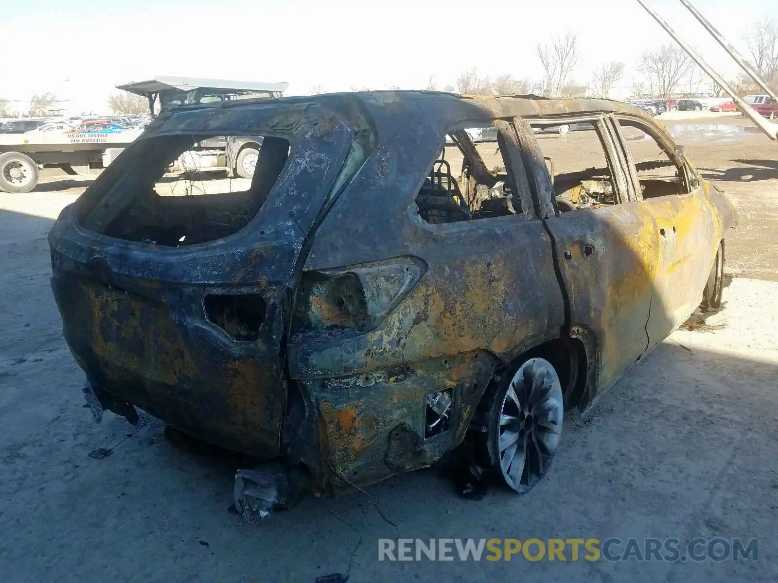 4 Photograph of a damaged car 5TDJZRFH1KS926497 TOYOTA HIGHLANDER 2019