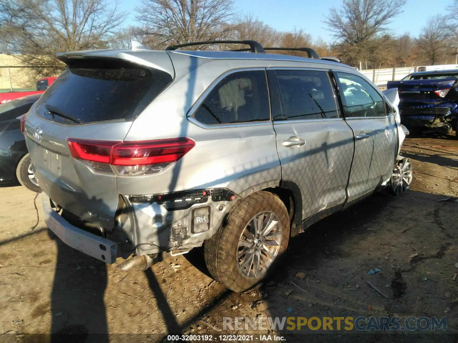 4 Photograph of a damaged car 5TDJZRFH1KS932073 TOYOTA HIGHLANDER 2019