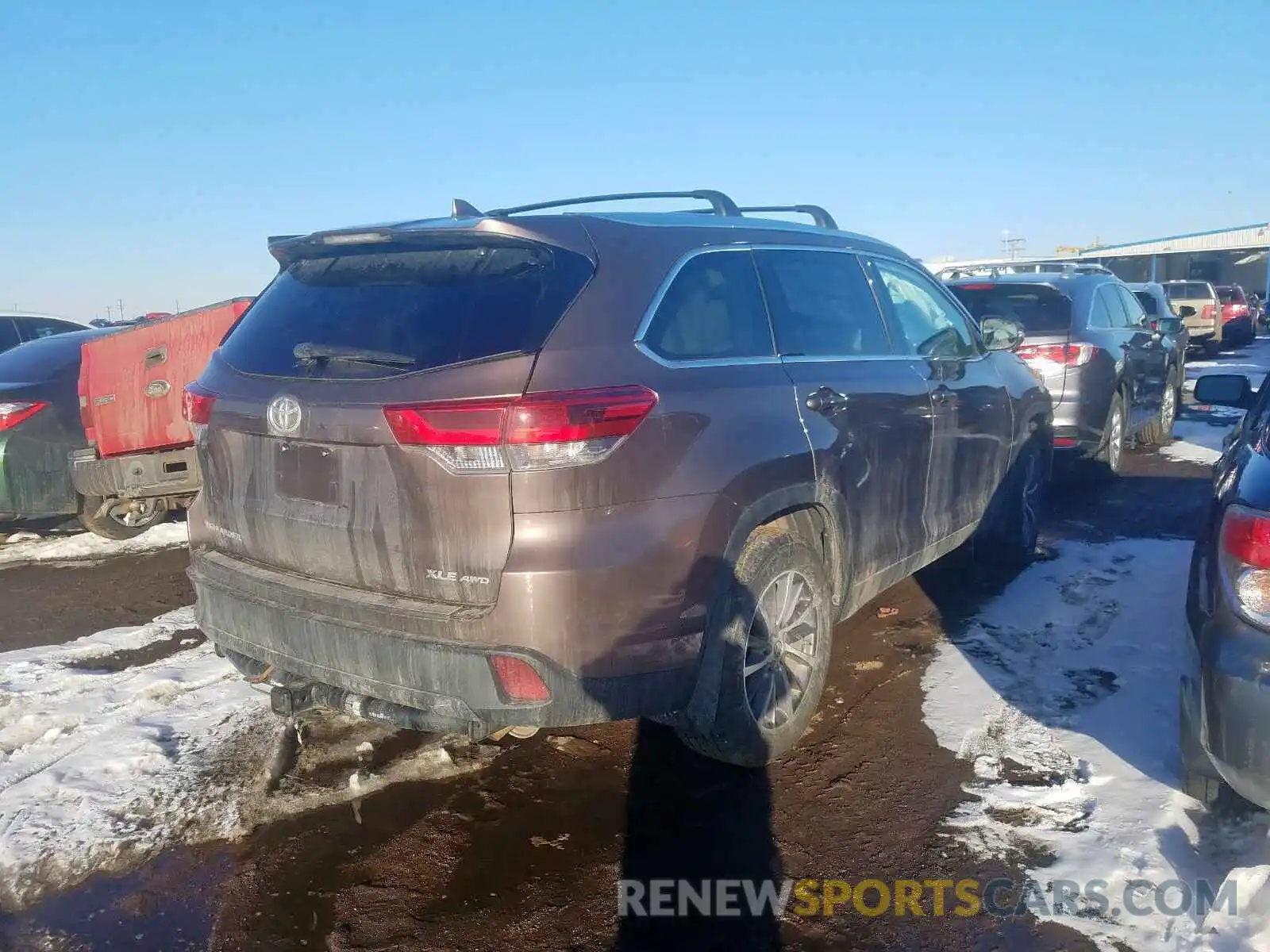 4 Photograph of a damaged car 5TDJZRFH1KS947057 TOYOTA HIGHLANDER 2019