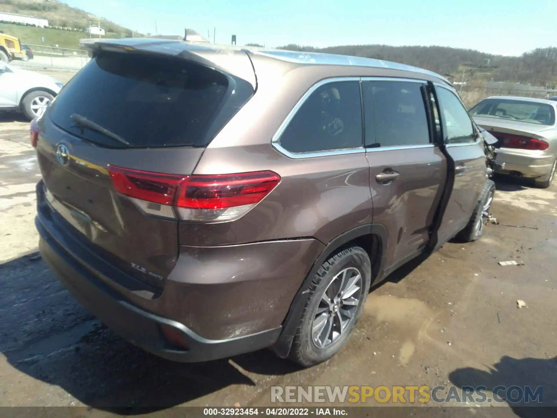 4 Photograph of a damaged car 5TDJZRFH1KS951447 TOYOTA HIGHLANDER 2019