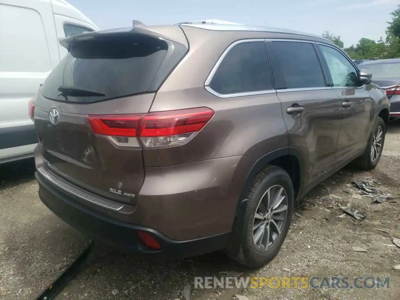 4 Photograph of a damaged car 5TDJZRFH1KS951917 TOYOTA HIGHLANDER 2019