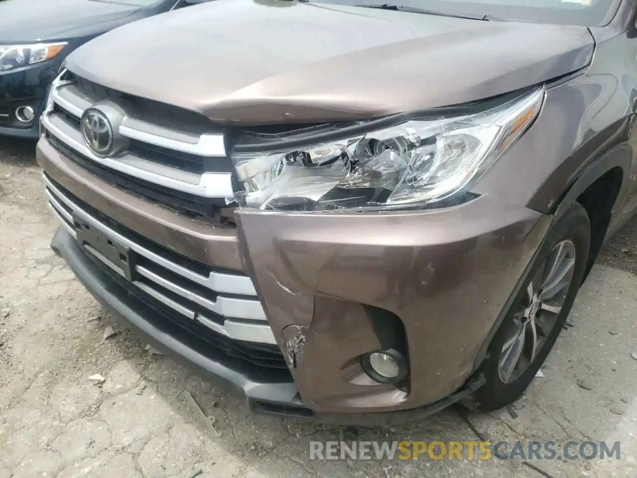 9 Photograph of a damaged car 5TDJZRFH1KS951917 TOYOTA HIGHLANDER 2019