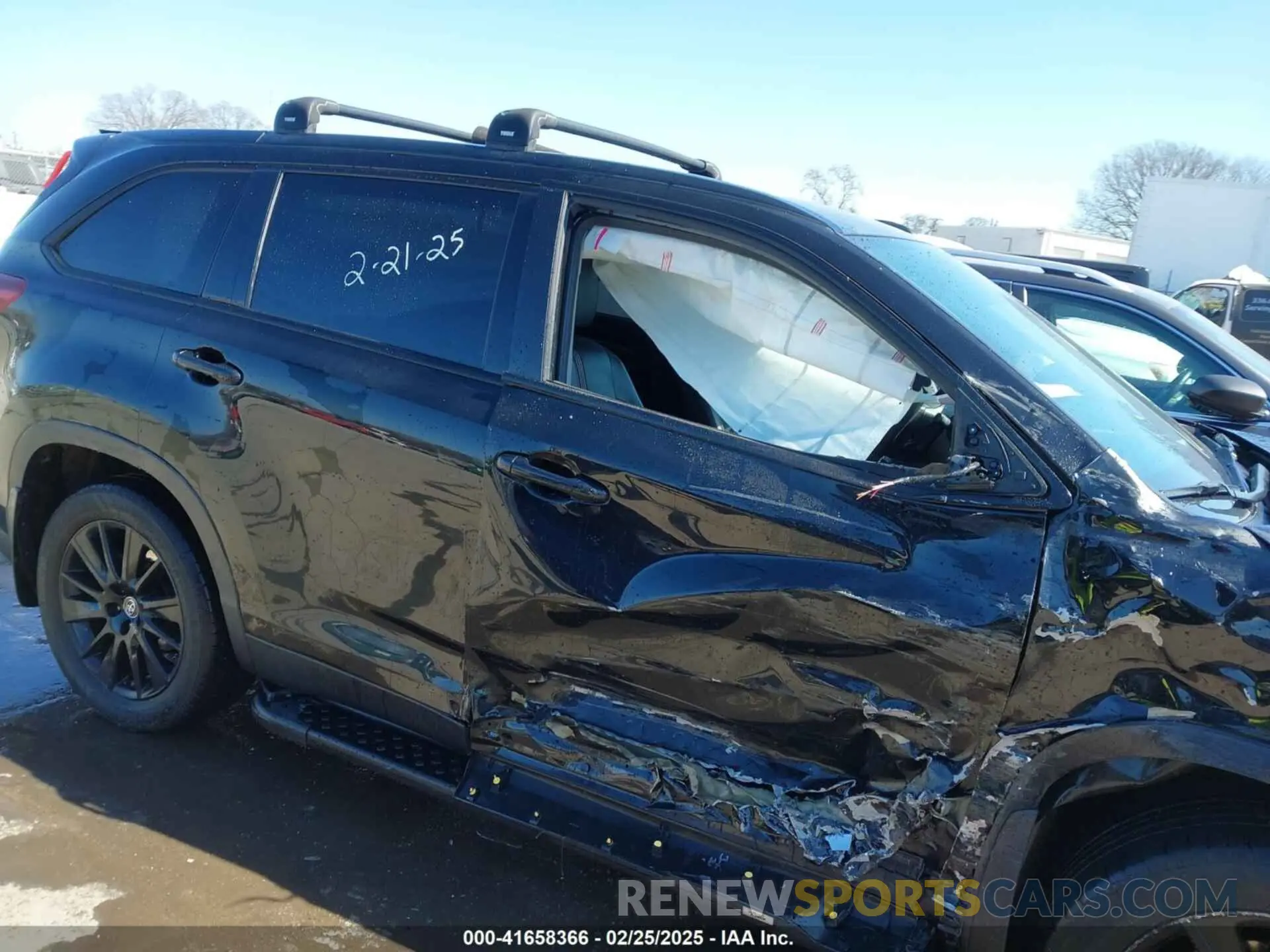 13 Photograph of a damaged car 5TDJZRFH1KS970824 TOYOTA HIGHLANDER 2019
