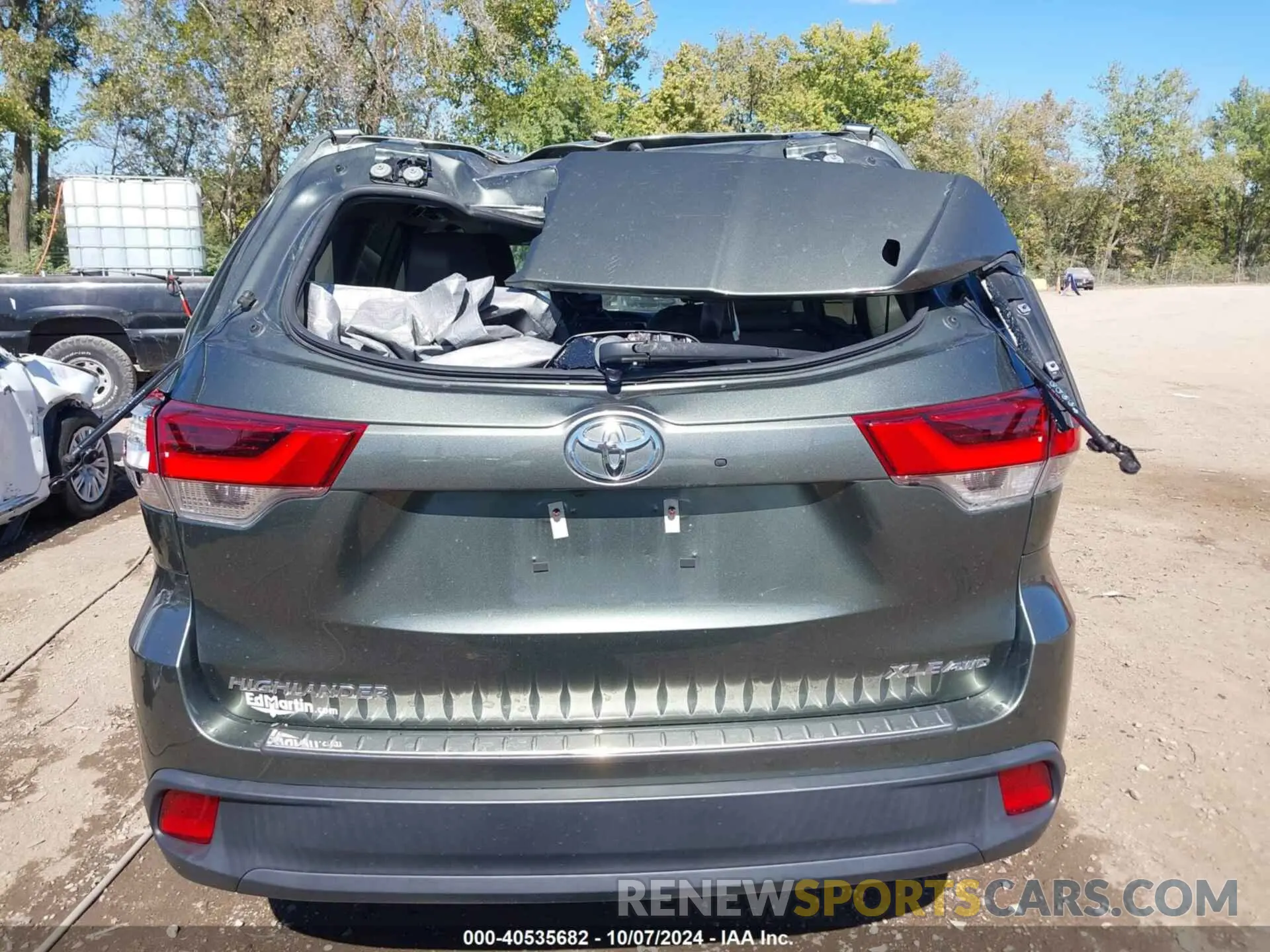 16 Photograph of a damaged car 5TDJZRFH1KS971956 TOYOTA HIGHLANDER 2019