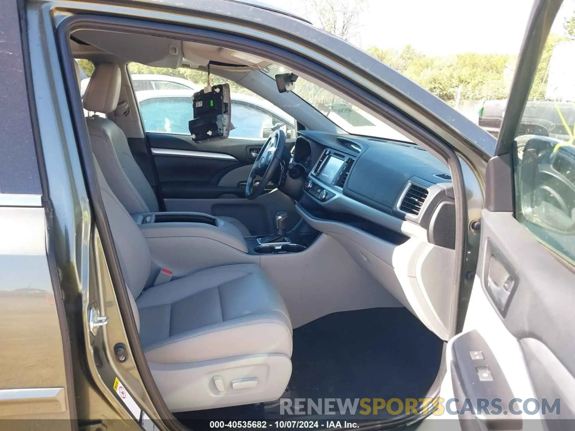 5 Photograph of a damaged car 5TDJZRFH1KS971956 TOYOTA HIGHLANDER 2019
