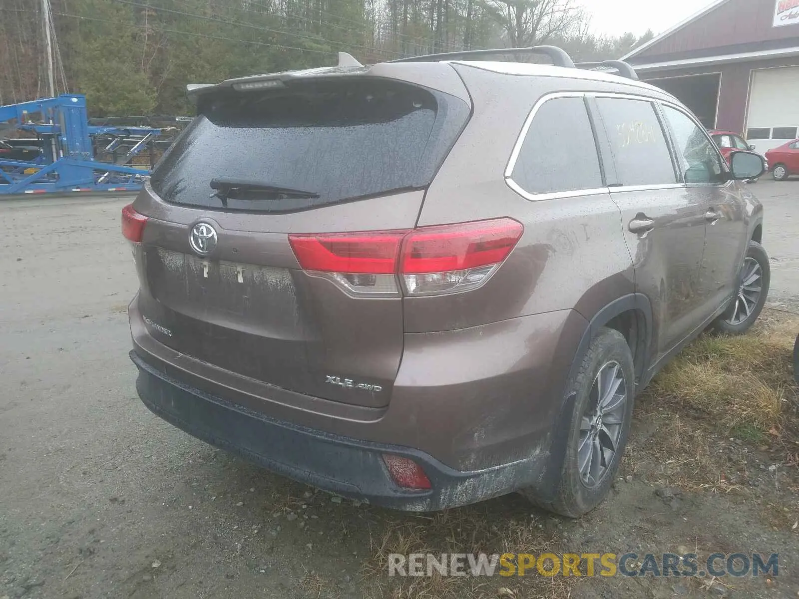 4 Photograph of a damaged car 5TDJZRFH1KS984948 TOYOTA HIGHLANDER 2019