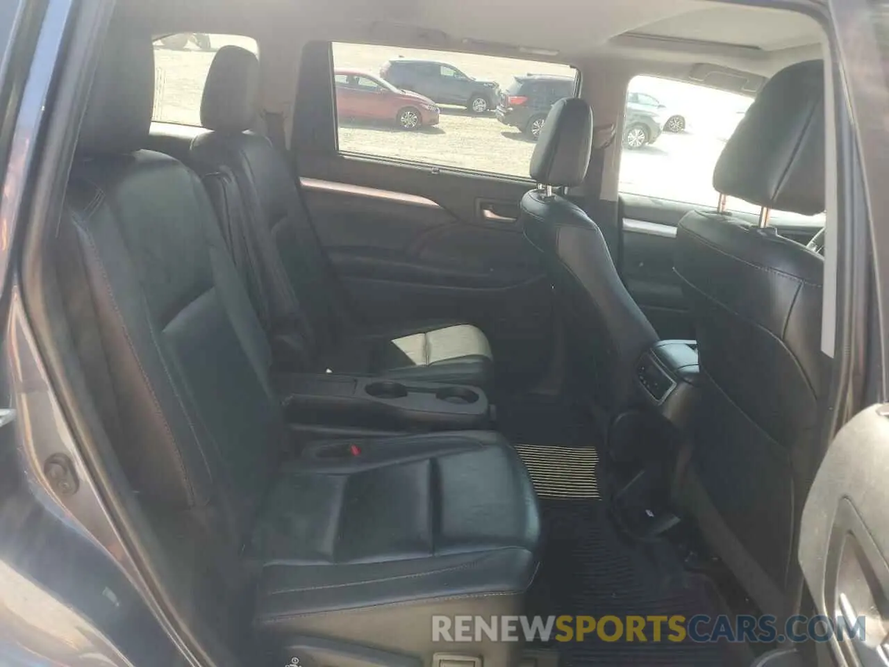 10 Photograph of a damaged car 5TDJZRFH1KS991950 TOYOTA HIGHLANDER 2019