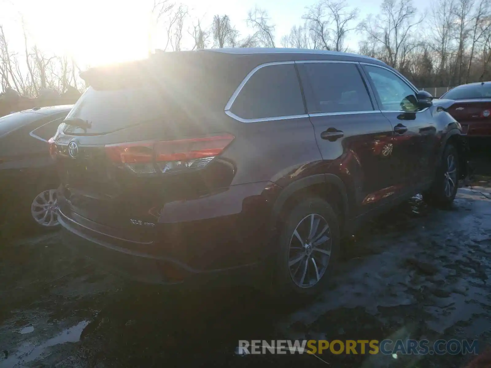 4 Photograph of a damaged car 5TDJZRFH1KS994590 TOYOTA HIGHLANDER 2019