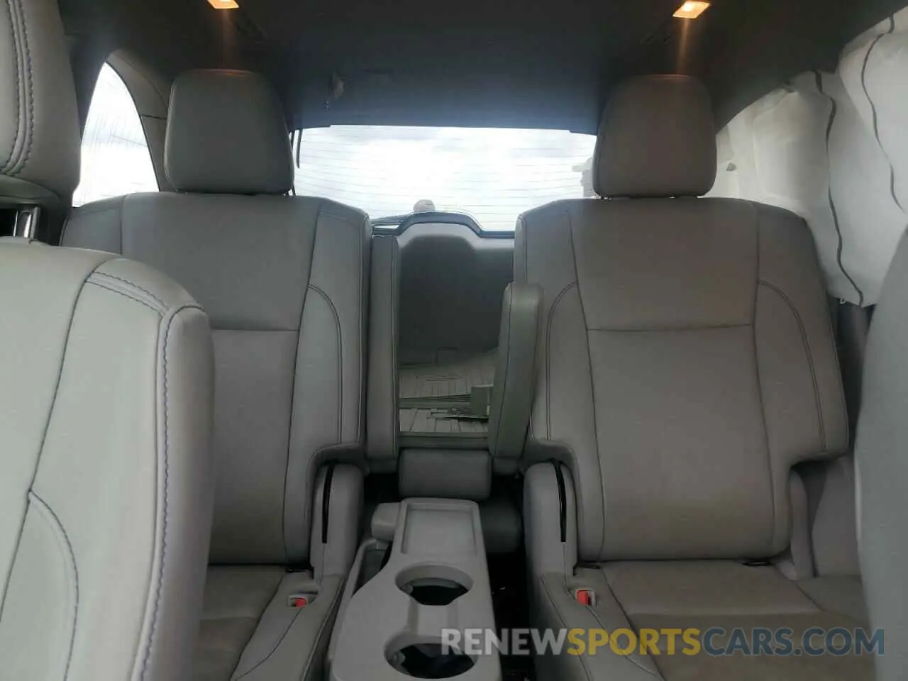 10 Photograph of a damaged car 5TDJZRFH2KS570786 TOYOTA HIGHLANDER 2019