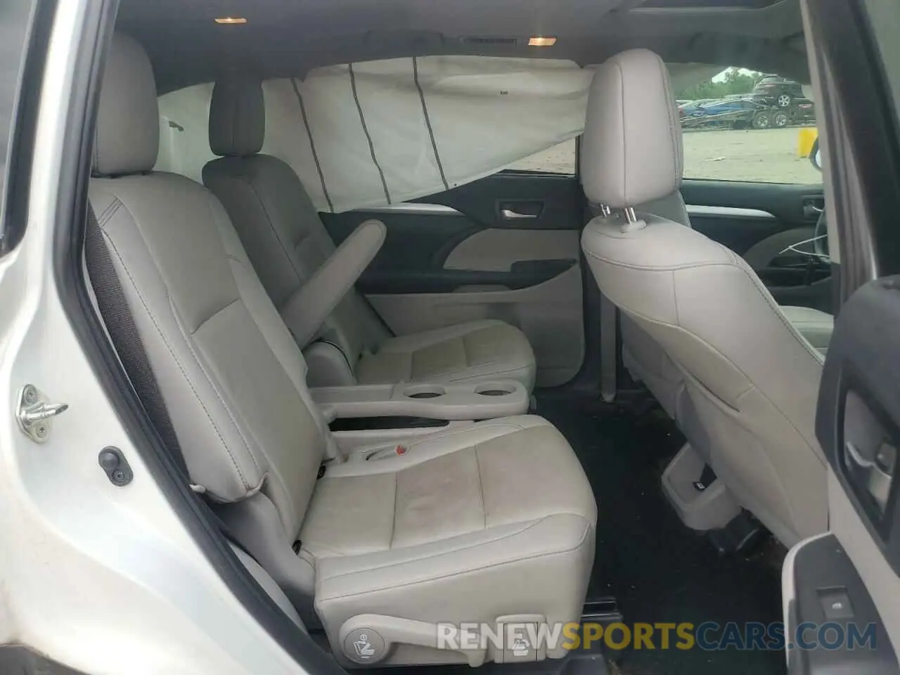 11 Photograph of a damaged car 5TDJZRFH2KS570786 TOYOTA HIGHLANDER 2019