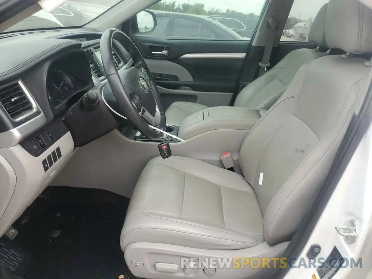 7 Photograph of a damaged car 5TDJZRFH2KS570786 TOYOTA HIGHLANDER 2019