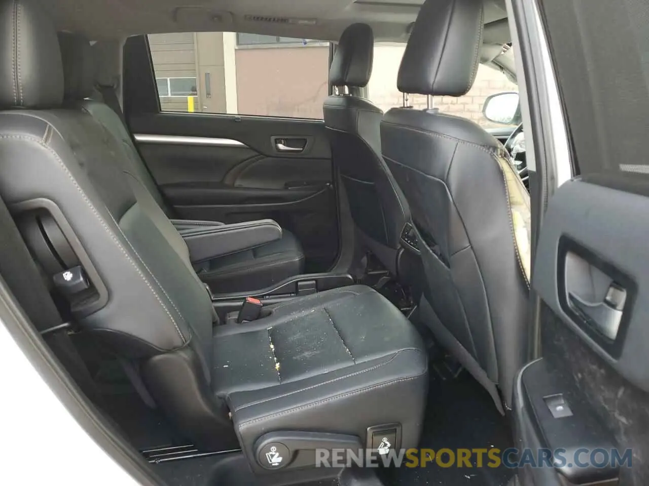 11 Photograph of a damaged car 5TDJZRFH2KS571291 TOYOTA HIGHLANDER 2019