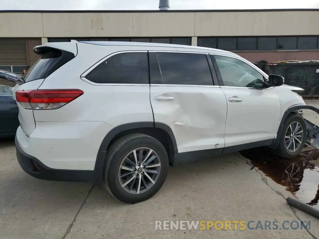 3 Photograph of a damaged car 5TDJZRFH2KS571291 TOYOTA HIGHLANDER 2019