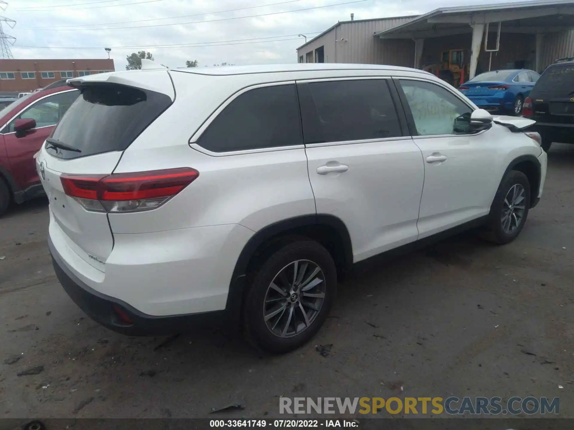 4 Photograph of a damaged car 5TDJZRFH2KS572652 TOYOTA HIGHLANDER 2019