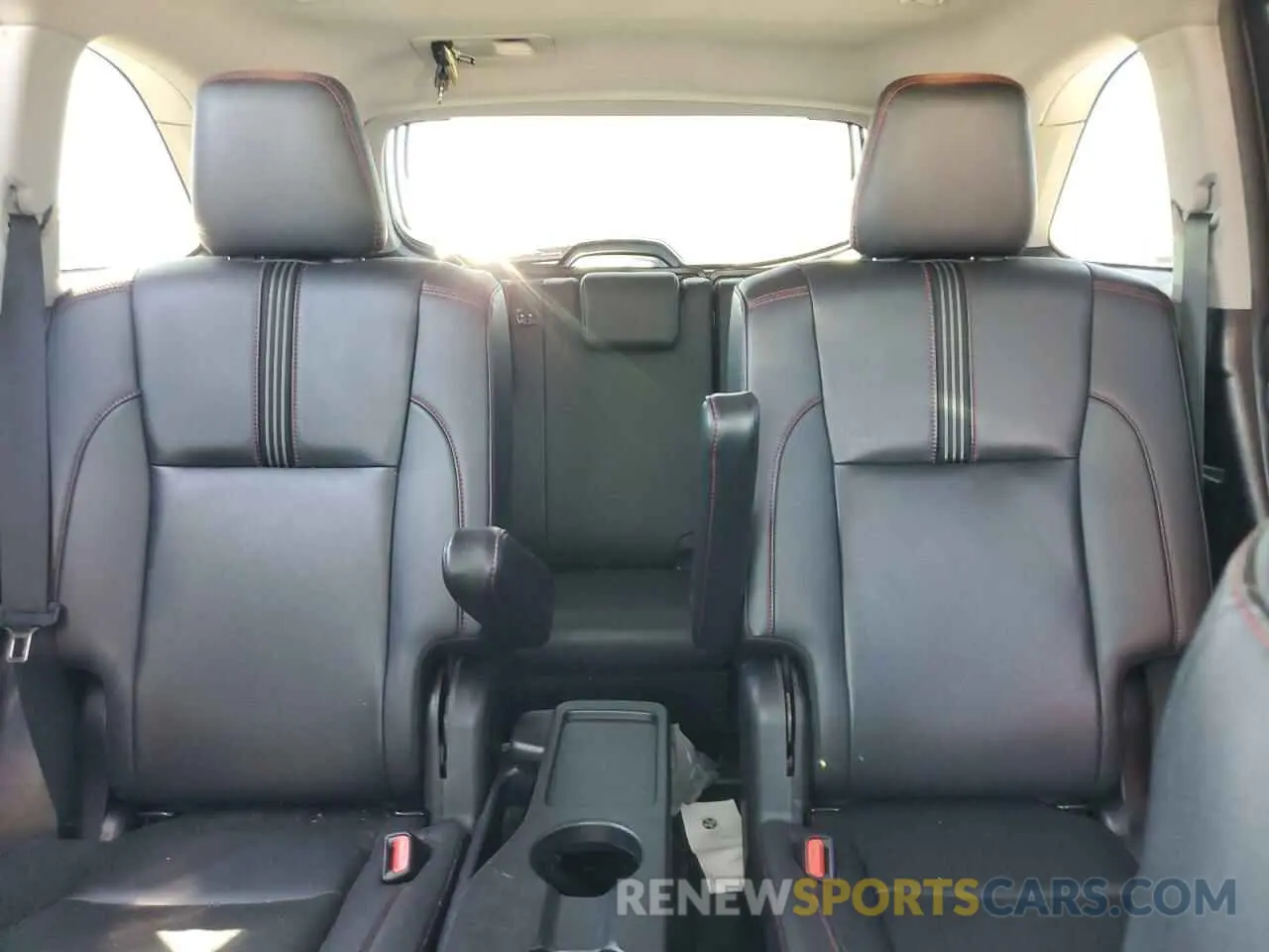 10 Photograph of a damaged car 5TDJZRFH2KS576815 TOYOTA HIGHLANDER 2019