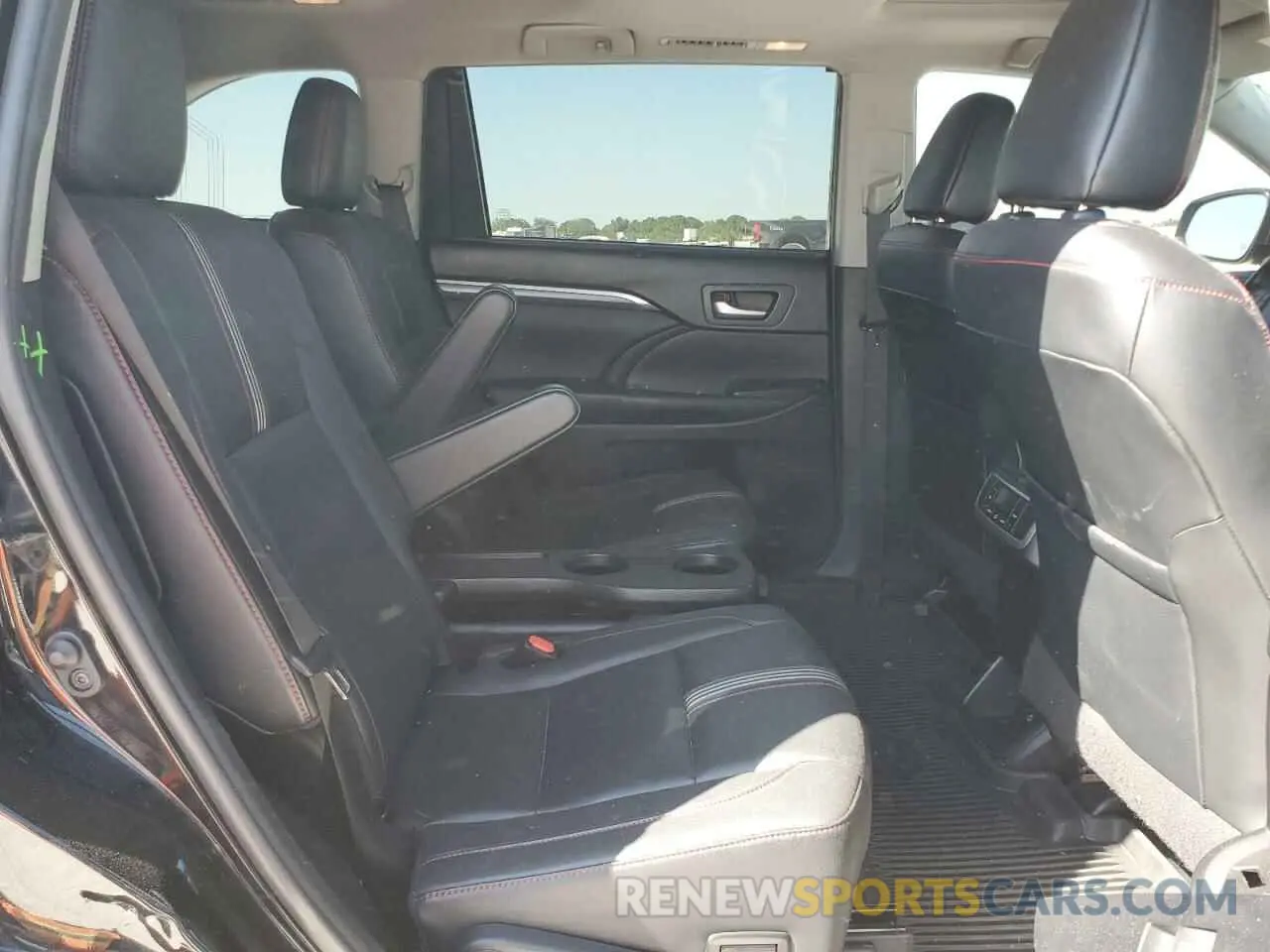 11 Photograph of a damaged car 5TDJZRFH2KS576815 TOYOTA HIGHLANDER 2019