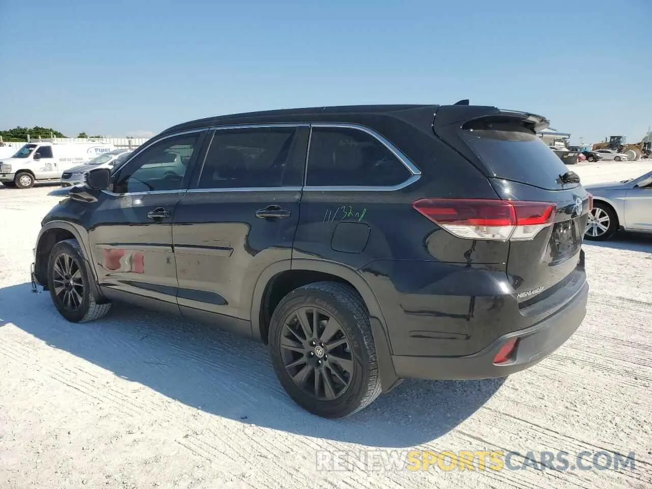 2 Photograph of a damaged car 5TDJZRFH2KS576815 TOYOTA HIGHLANDER 2019