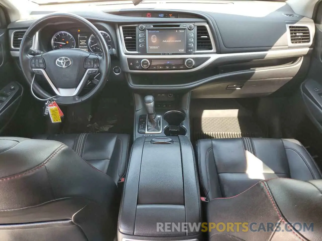 8 Photograph of a damaged car 5TDJZRFH2KS576815 TOYOTA HIGHLANDER 2019