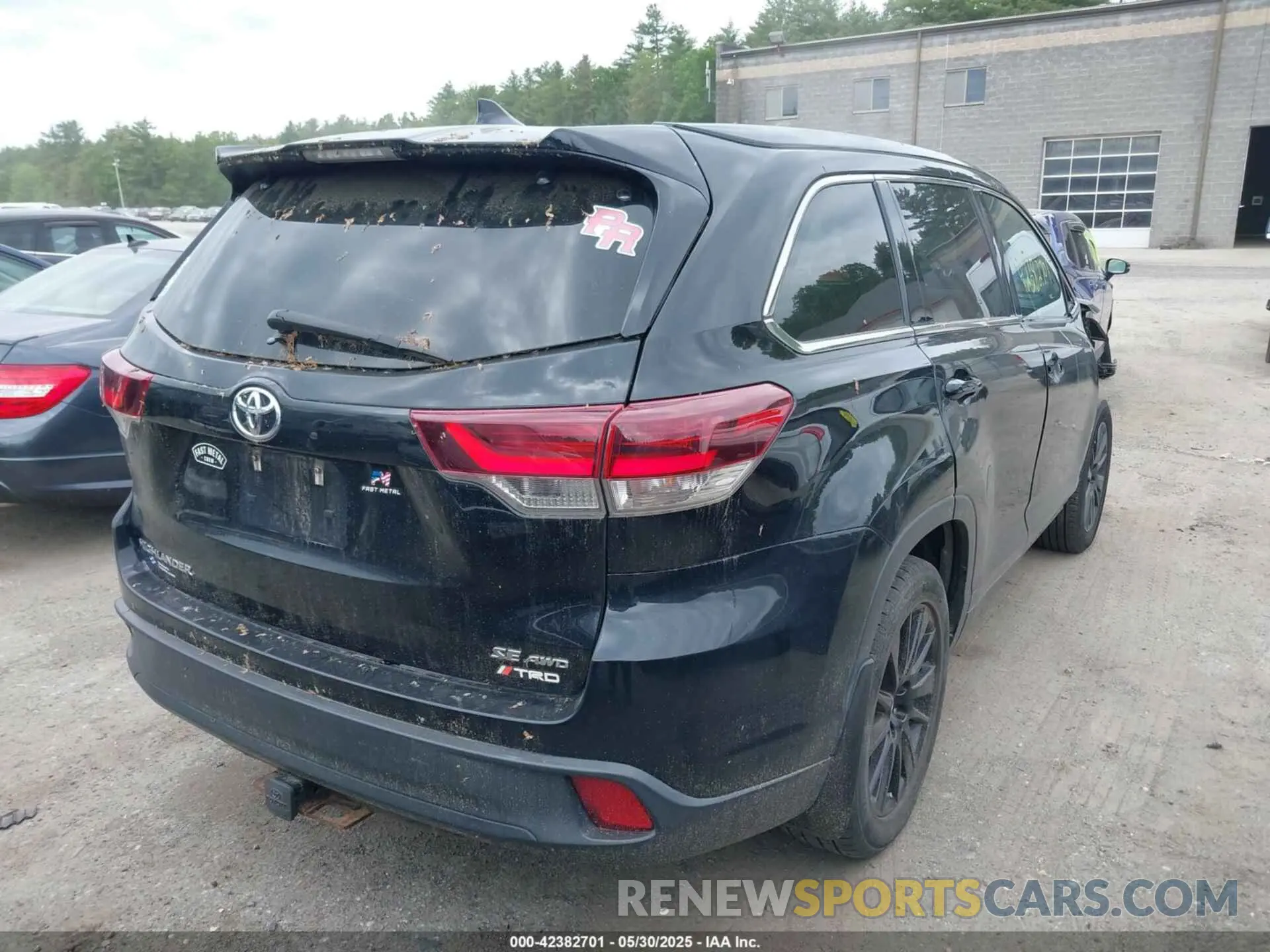 4 Photograph of a damaged car 5TDJZRFH2KS580363 TOYOTA HIGHLANDER 2019