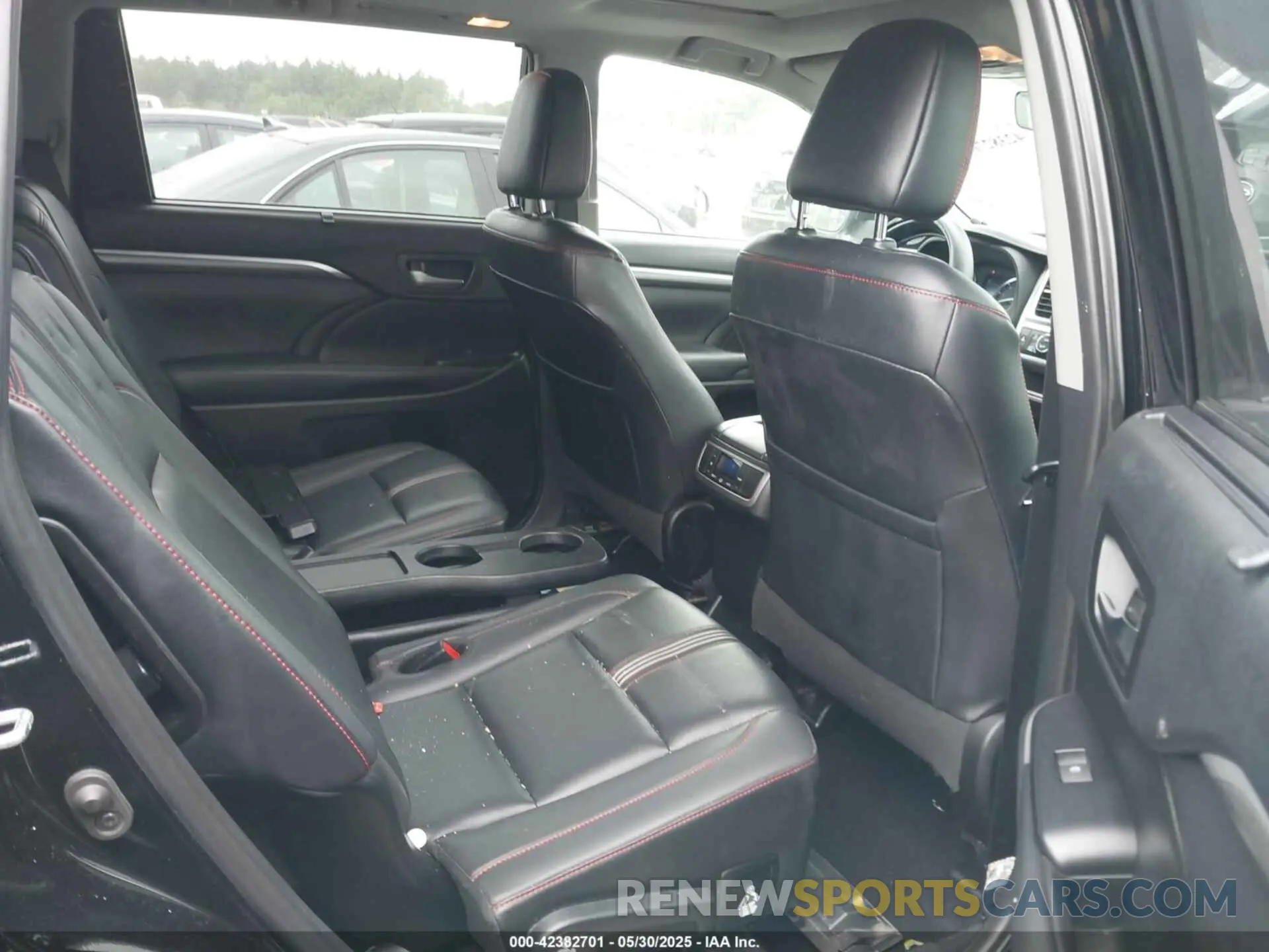 8 Photograph of a damaged car 5TDJZRFH2KS580363 TOYOTA HIGHLANDER 2019