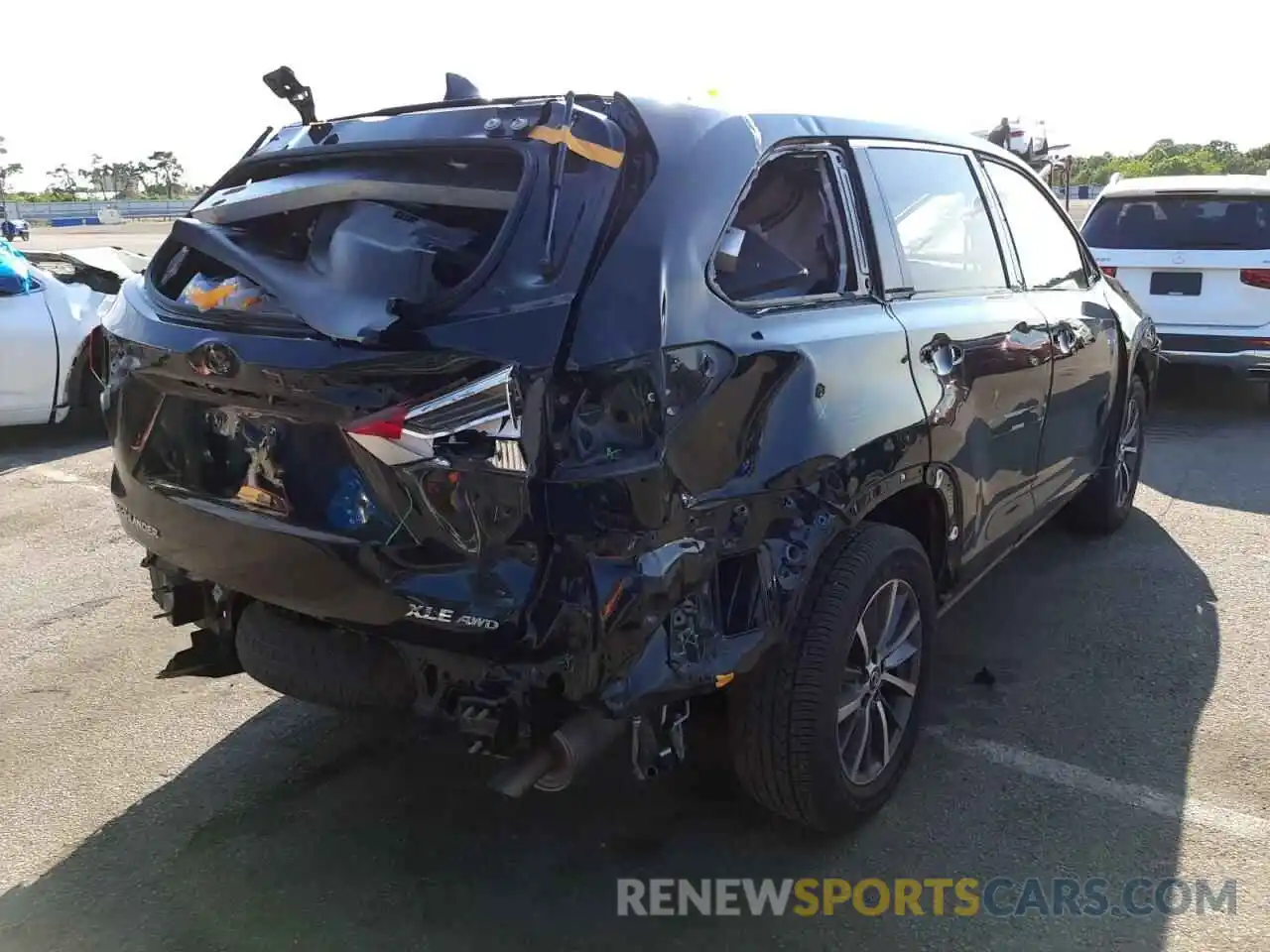 4 Photograph of a damaged car 5TDJZRFH2KS583778 TOYOTA HIGHLANDER 2019