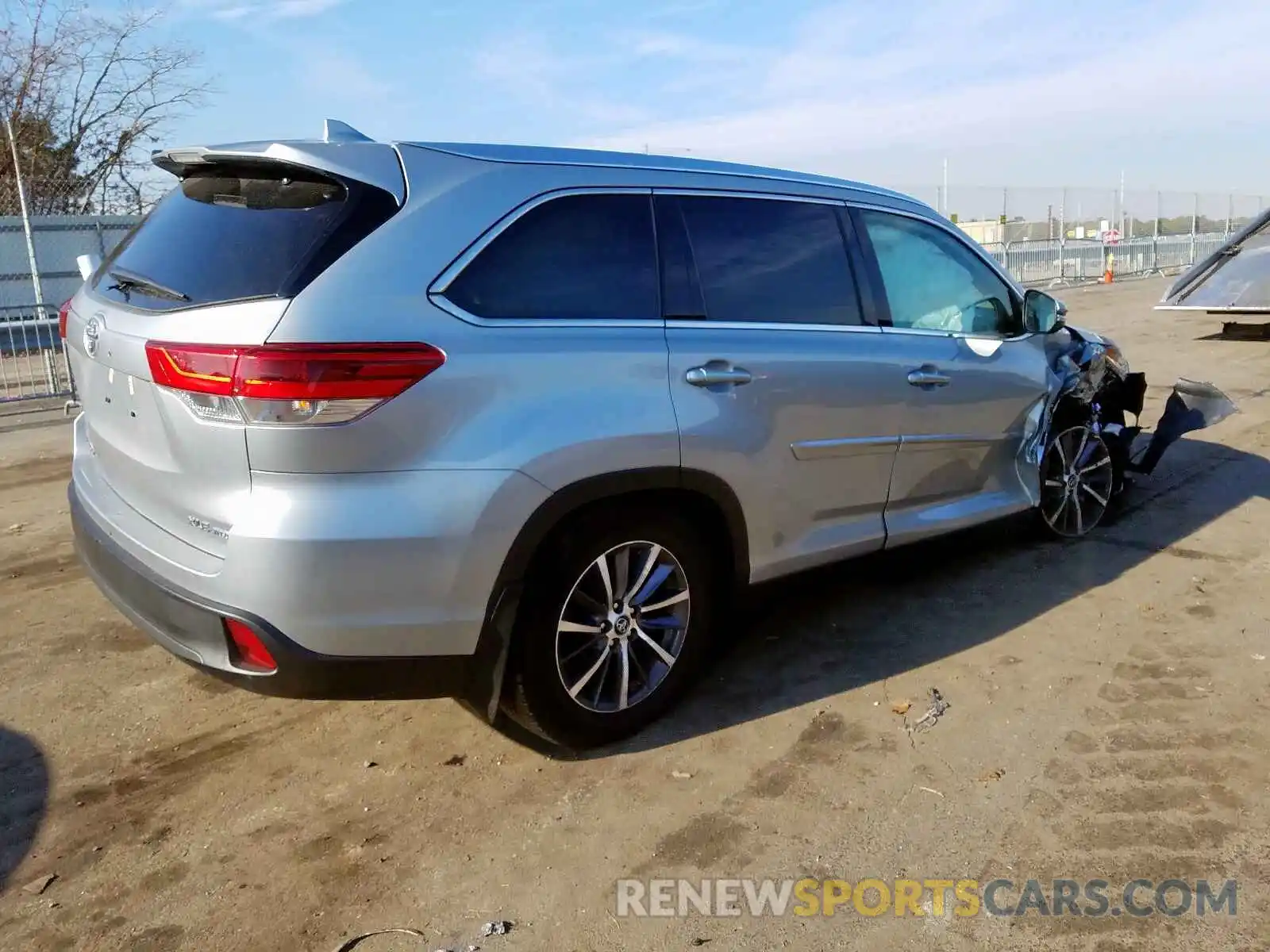 4 Photograph of a damaged car 5TDJZRFH2KS586048 TOYOTA HIGHLANDER 2019