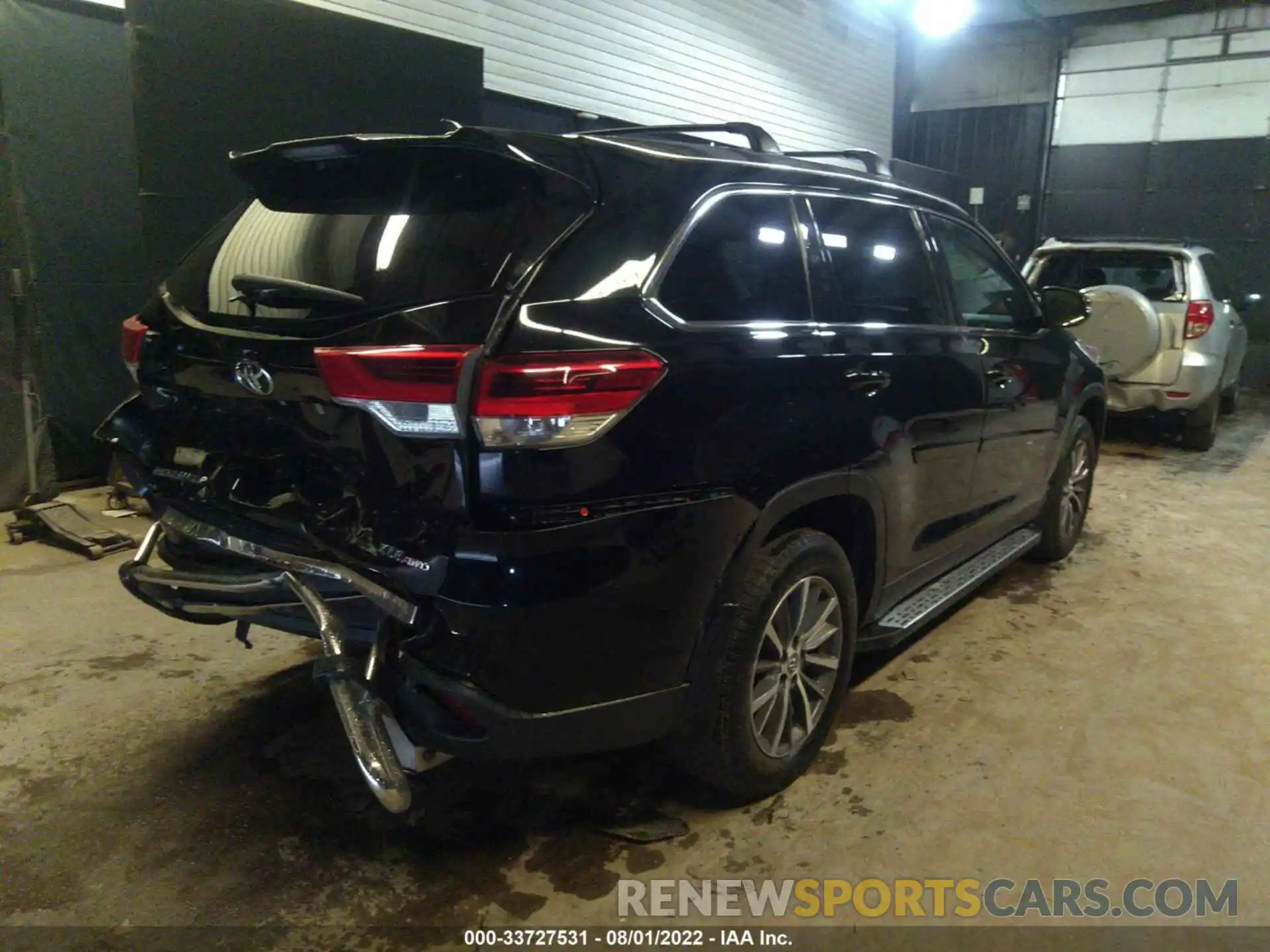 4 Photograph of a damaged car 5TDJZRFH2KS587989 TOYOTA HIGHLANDER 2019