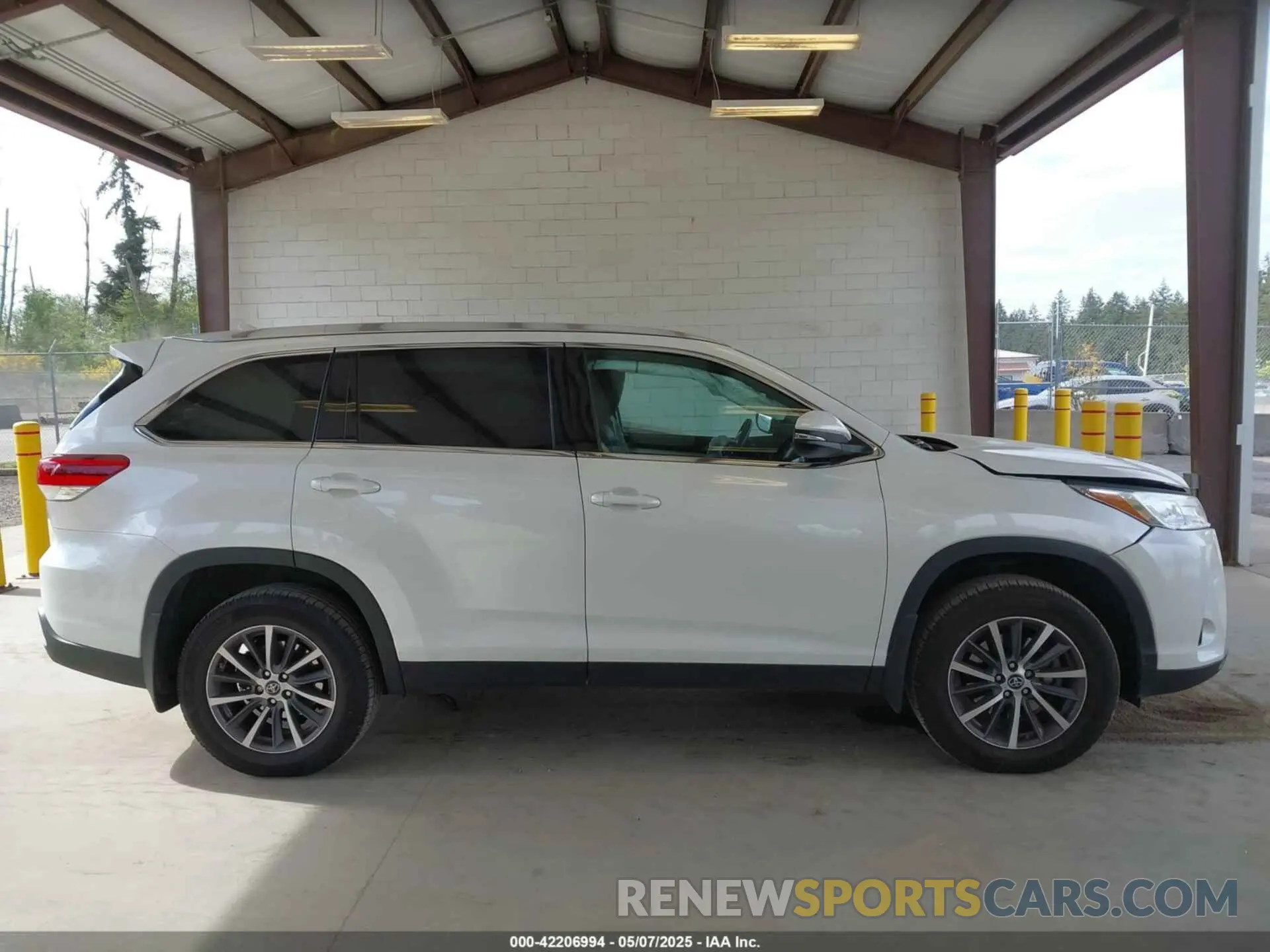 13 Photograph of a damaged car 5TDJZRFH2KS588298 TOYOTA HIGHLANDER 2019