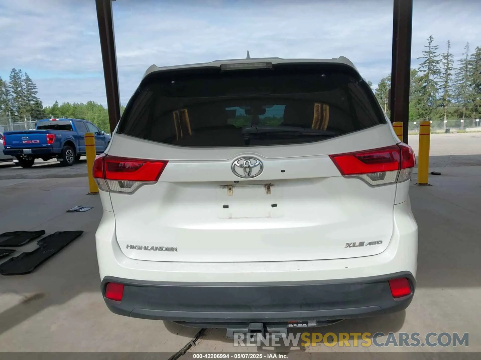 16 Photograph of a damaged car 5TDJZRFH2KS588298 TOYOTA HIGHLANDER 2019