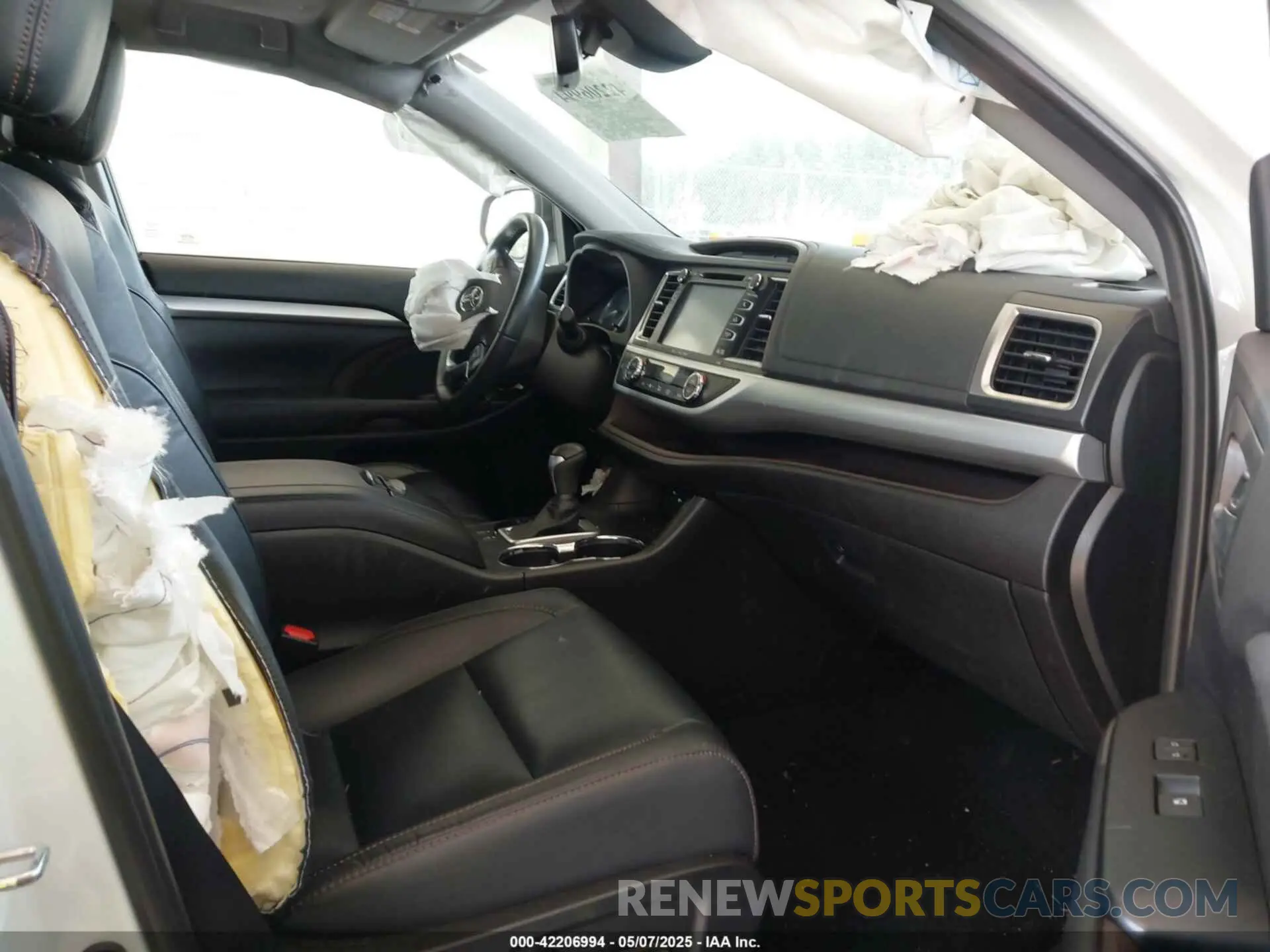 5 Photograph of a damaged car 5TDJZRFH2KS588298 TOYOTA HIGHLANDER 2019