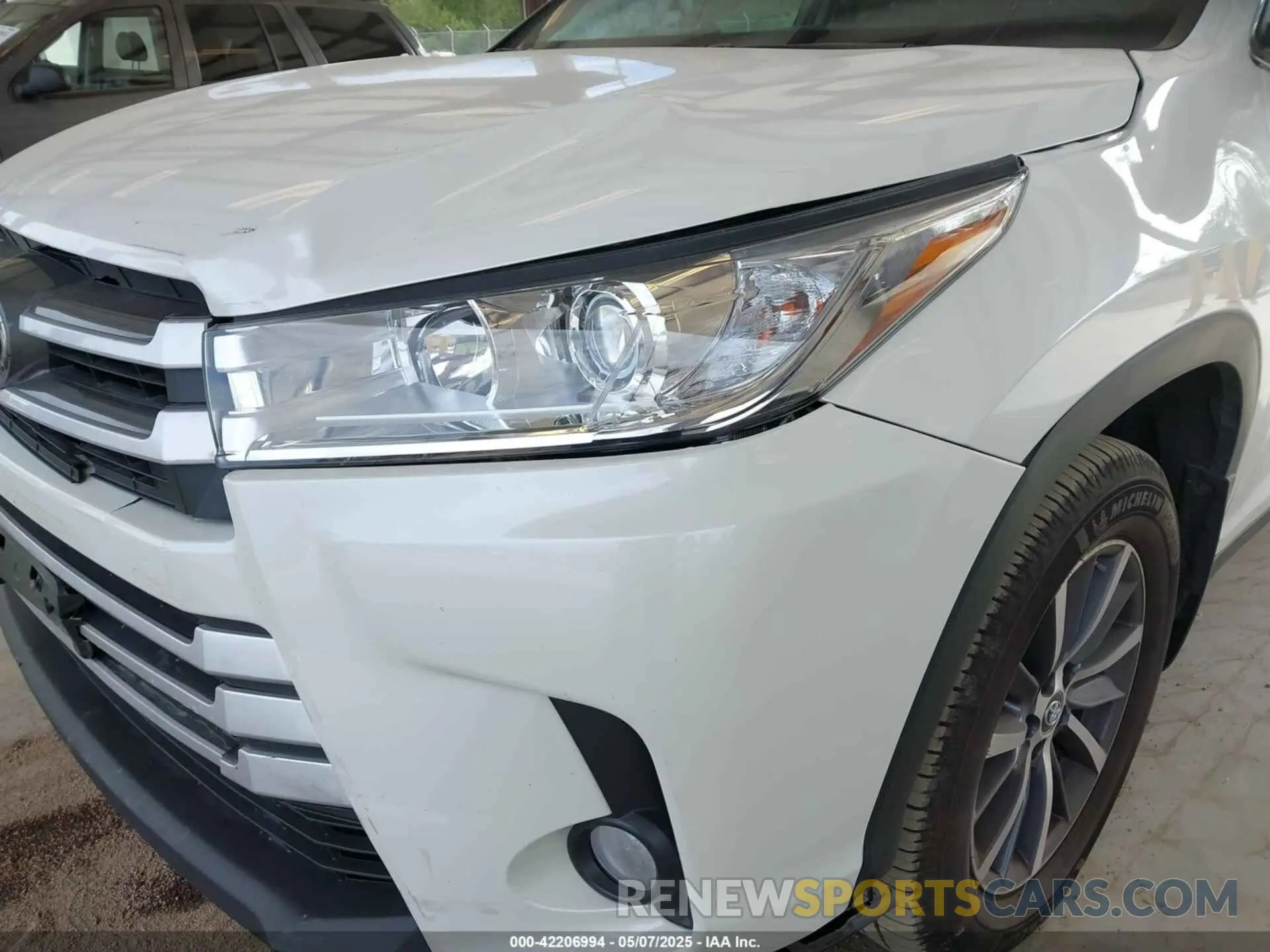 6 Photograph of a damaged car 5TDJZRFH2KS588298 TOYOTA HIGHLANDER 2019