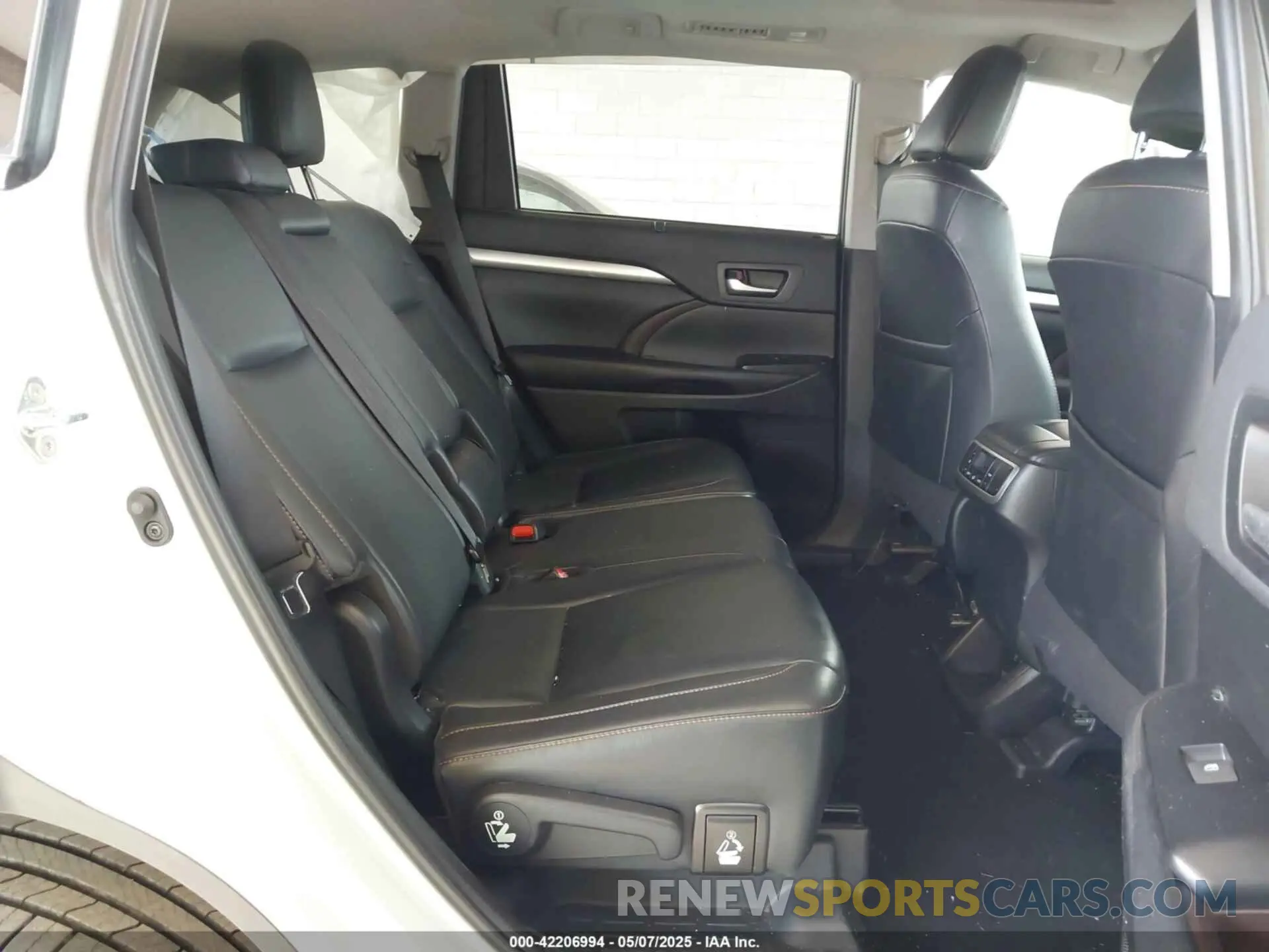 8 Photograph of a damaged car 5TDJZRFH2KS588298 TOYOTA HIGHLANDER 2019