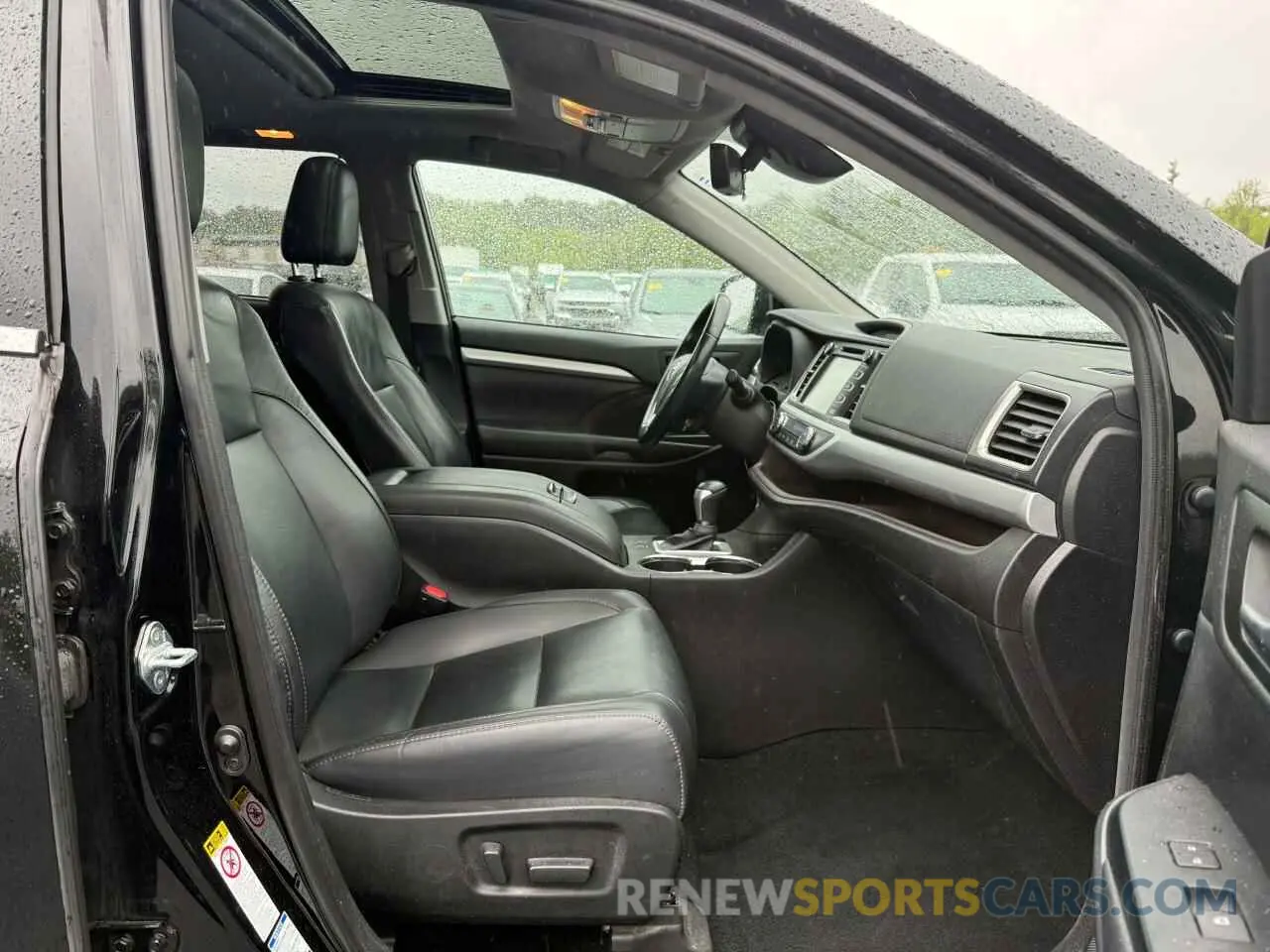 5 Photograph of a damaged car 5TDJZRFH2KS591654 TOYOTA HIGHLANDER 2019