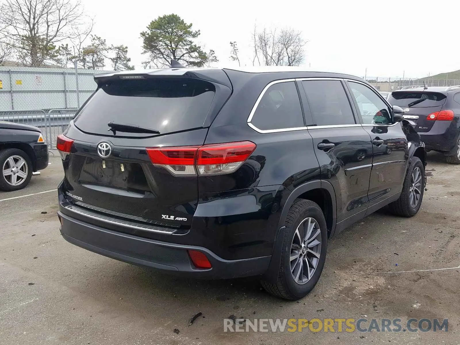 4 Photograph of a damaged car 5TDJZRFH2KS591881 TOYOTA HIGHLANDER 2019